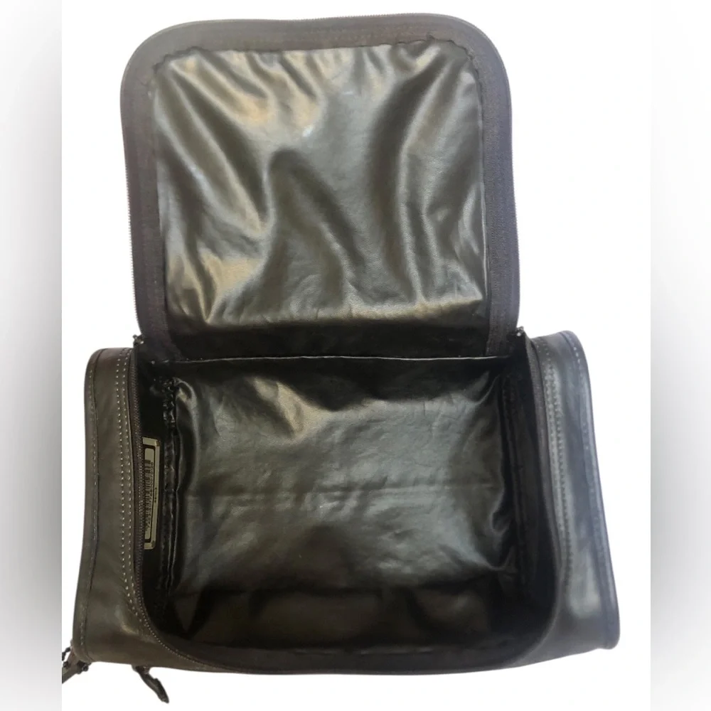 Tumi sleek black